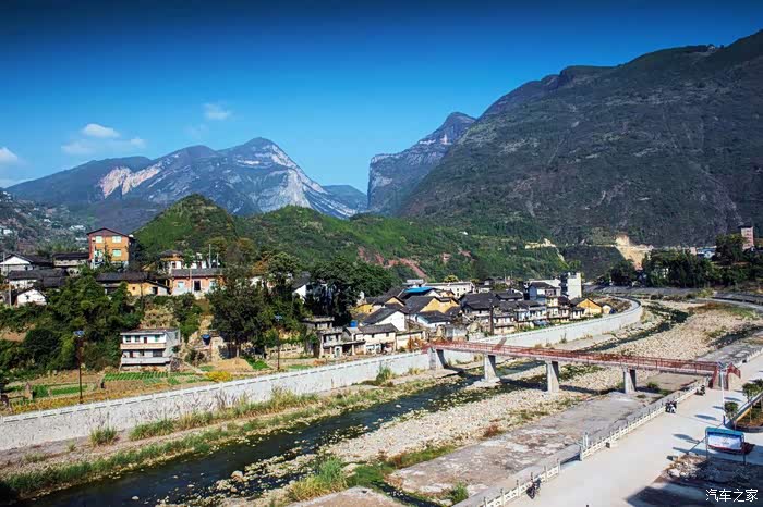 遇见巫山神女我们第一站来到位于大宁河与长溪河交汇的龙溪古镇