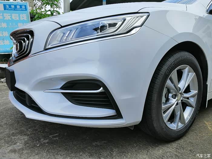 车漆颜色白里带点点星光贼好看不过洗车的小哥说颜色比较难配