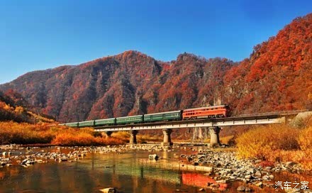 如果你在秋天,坐上了一趟开往长白山的绿皮火车.