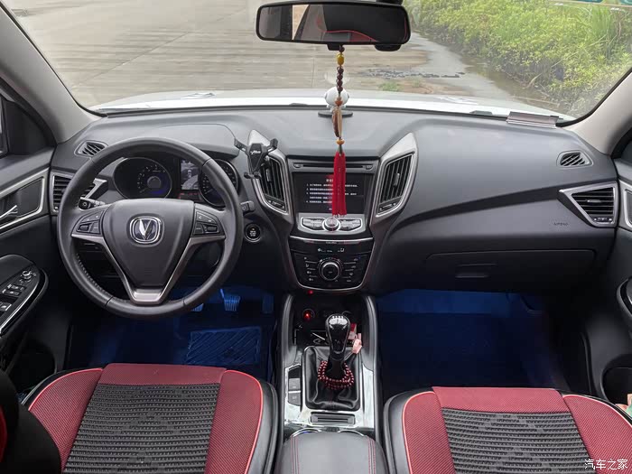 最后来一张cs75的前排特写吧,布局十分合理,而且个人感觉对称的设计看