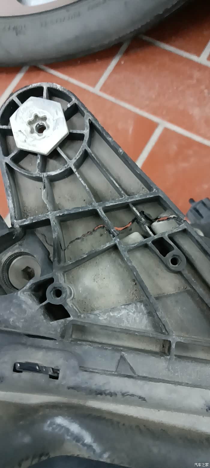 大灯灯脚裂了在4s店修人保只同意修不同意换怎么办