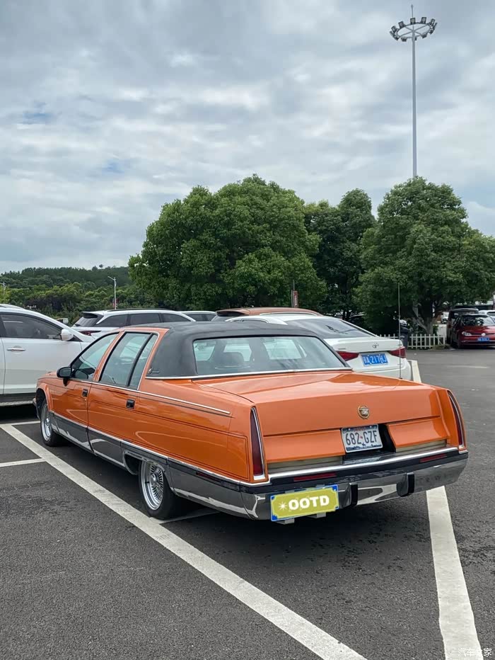 橙色经典凯迪拉克fleetwoodbrougham伍德