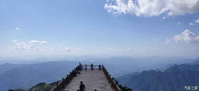 亭皋木叶下陇首秋云飞九月乘凉避暑携手小五共敌秋老虎