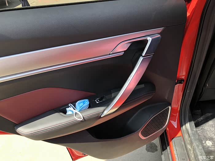 主驾驶门内饰