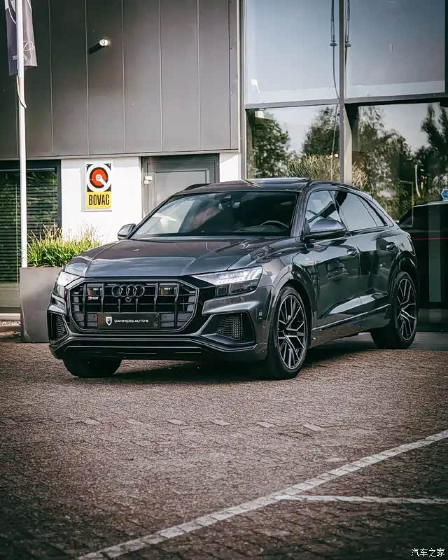 奥迪sq8 quattro实车,外形是沉稳大气的造型设计