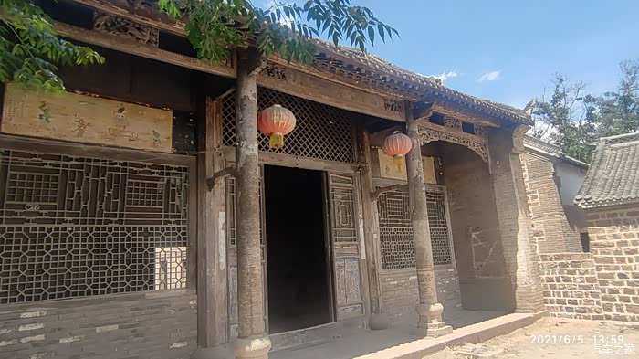 终如所愿开着哪吒v和张哥一起逛宋家大院