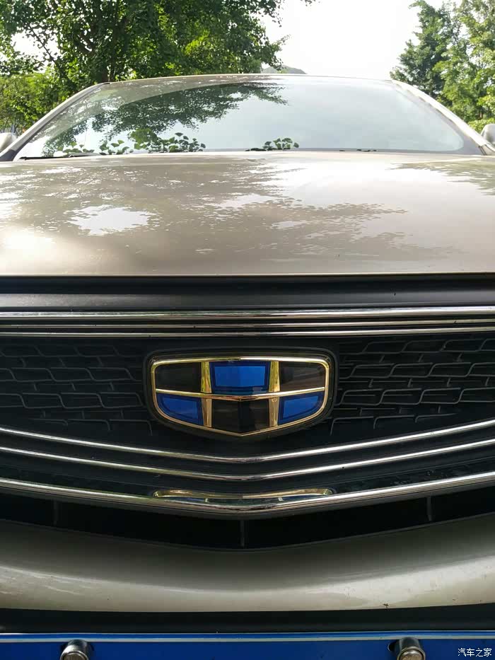 蓝宝石车标,识别性高