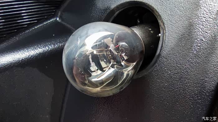 灯丝已熔断(质量太差,我10多年的小迷尾灯从来没坏过.