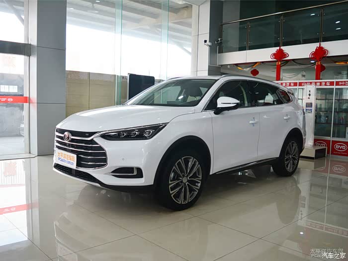 优雅的白色比亚迪唐