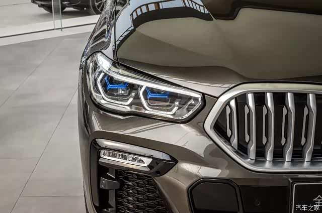 双肾式进气格栅尺寸更大更夸张且中间相连