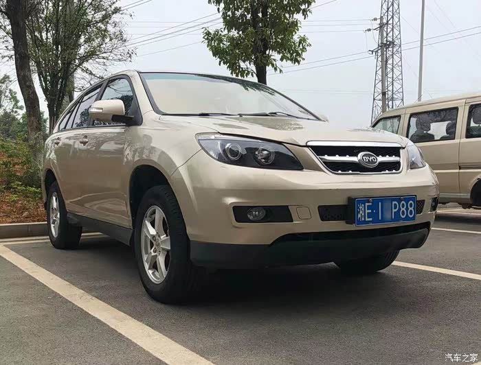 比亚迪s6个人一手车2014年11月份的还能卖几个钱