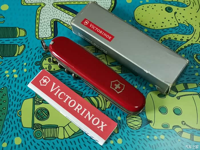 这款红色的维氏瑞士军刀质量很好,刀的功能很多,也很紧,打开刀刃稍微