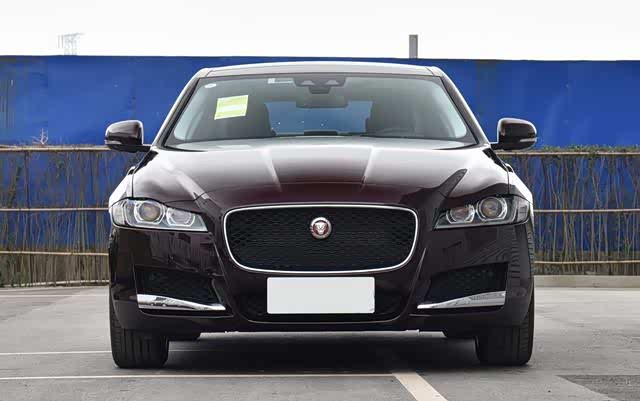 盾形前格栅中央采用鲜明的豹头logo点缀,将辨识度进一步提升_捷豹xf