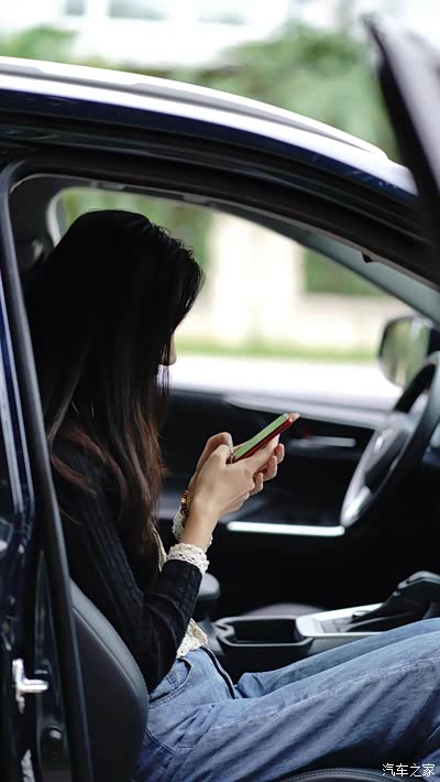 美女都在玩着手机,都不想见到我,看来她对这个车很感兴趣