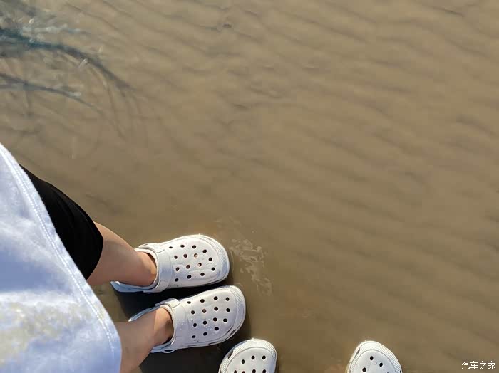 两对小脚走在这无边无际的沙滩上