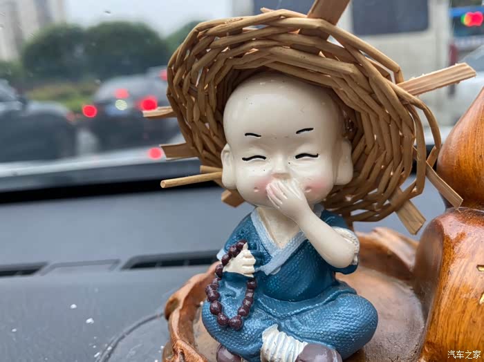 草帽小和尚近看,眉毛眼睛都很滑稽搞笑