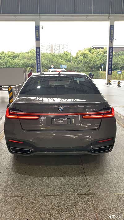 成都宝马740li稀有贝灰,提车上牌贴车衣(多图慎点)_宝马7系论坛_手机