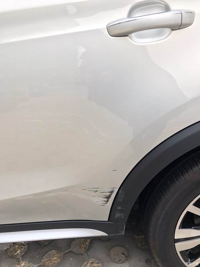 车门刮蹭成这样,不喷漆恐怕是不行了吧?
