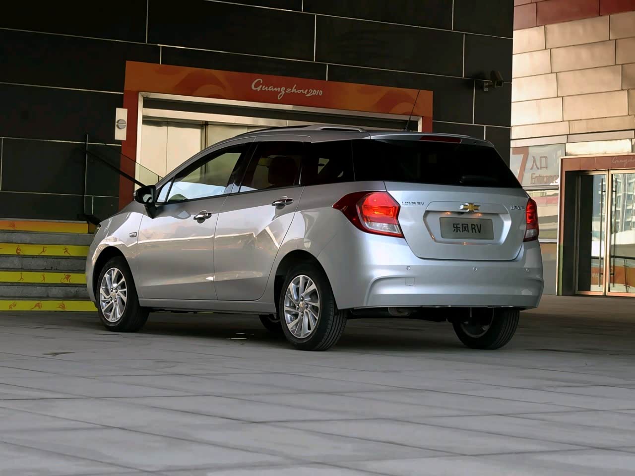 银色的乐风rv很少见到