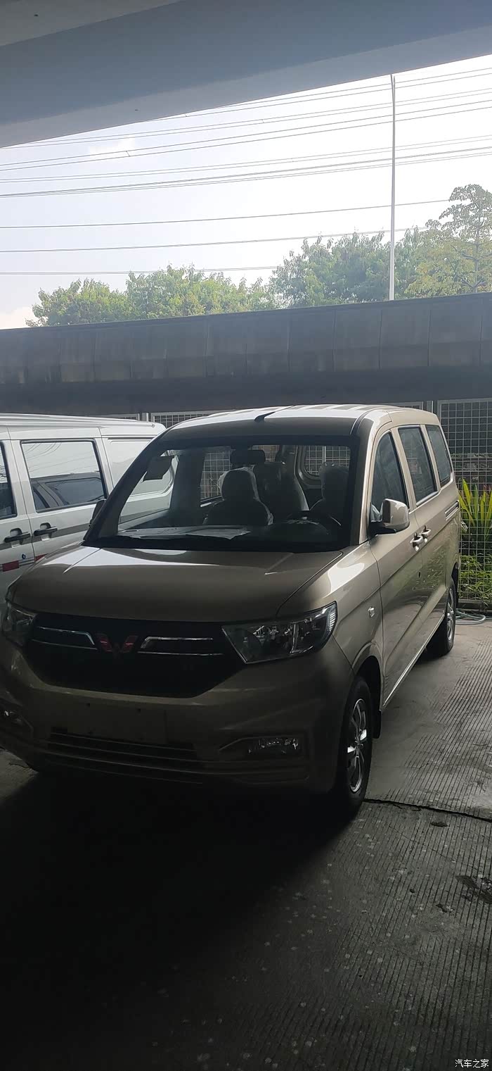 五菱宏光v5座多少落地