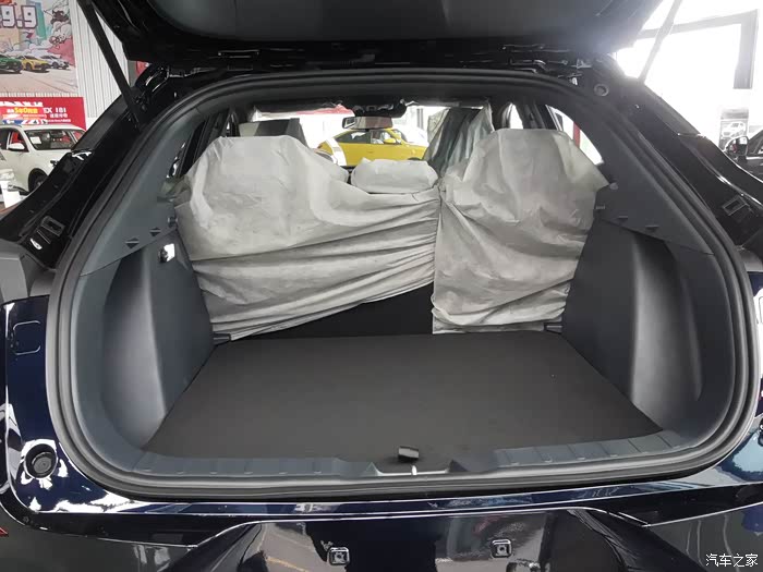 超大的后备箱空间,一家人出去游玩再也不用担心行李问题