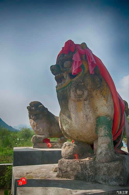 村庄路口有一对雌雄石狮子,做工不算精致,但看得出是被用心装饰过.
