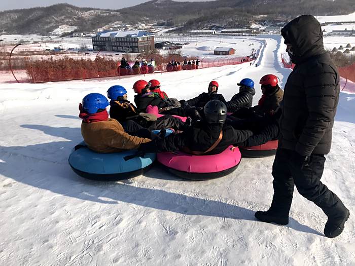 吉林江城博越车友圈新春大吉月吉雪滑雪场滑雪圈嗨起来