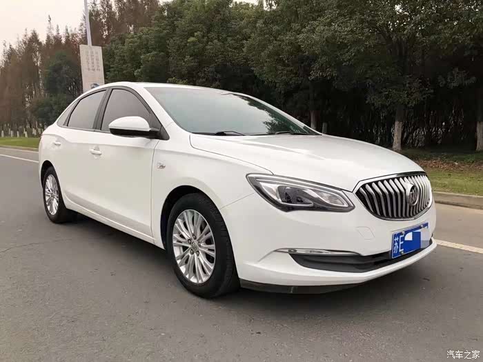 别克英朗视觉上收窄的前脸设计看起来还是很具有辨识度的