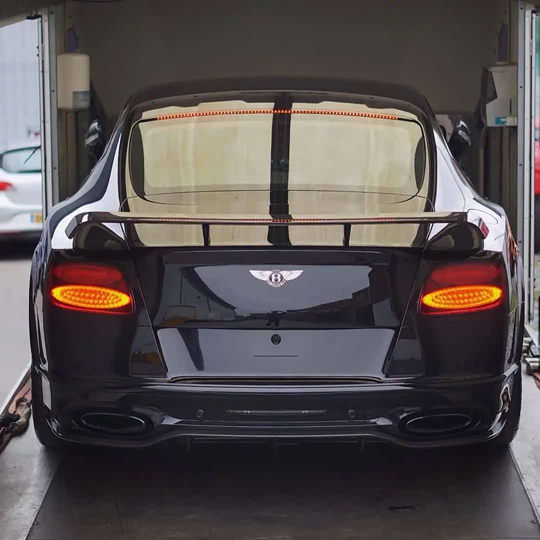 完全被黑化的宾利欧陆gt点亮尾灯的那一刻真的很酷