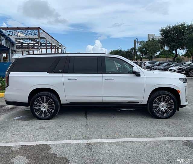 全新凯迪拉克凯雷德白色的车身涂装更加有霸气范