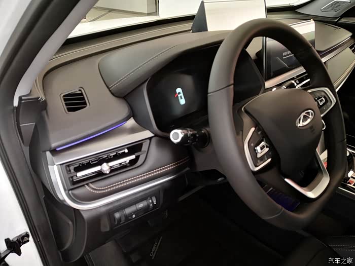 蓝色氛围灯增加了内饰的科技感.