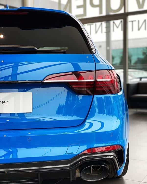 奥迪rs4蓝色的涂装显得非常年轻轻时尚太漂亮了