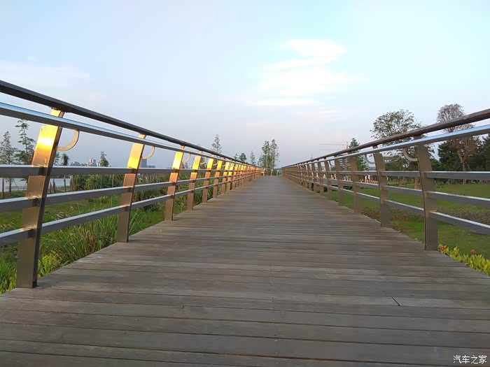 简约而大气的人行栈道.