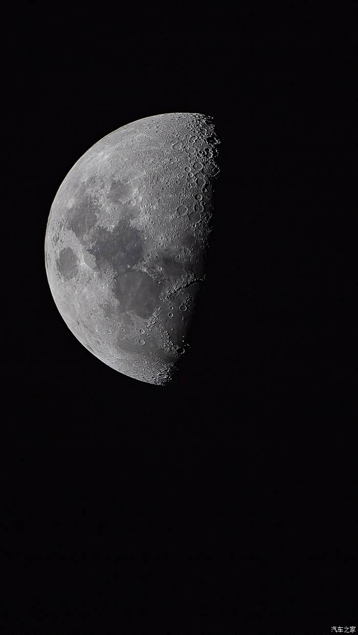 长焦镜头下的月亮