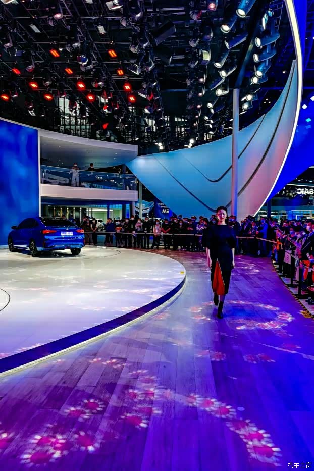 参观上海展览中心举办的汽车展灯光璀璨美女如云演绎非凡