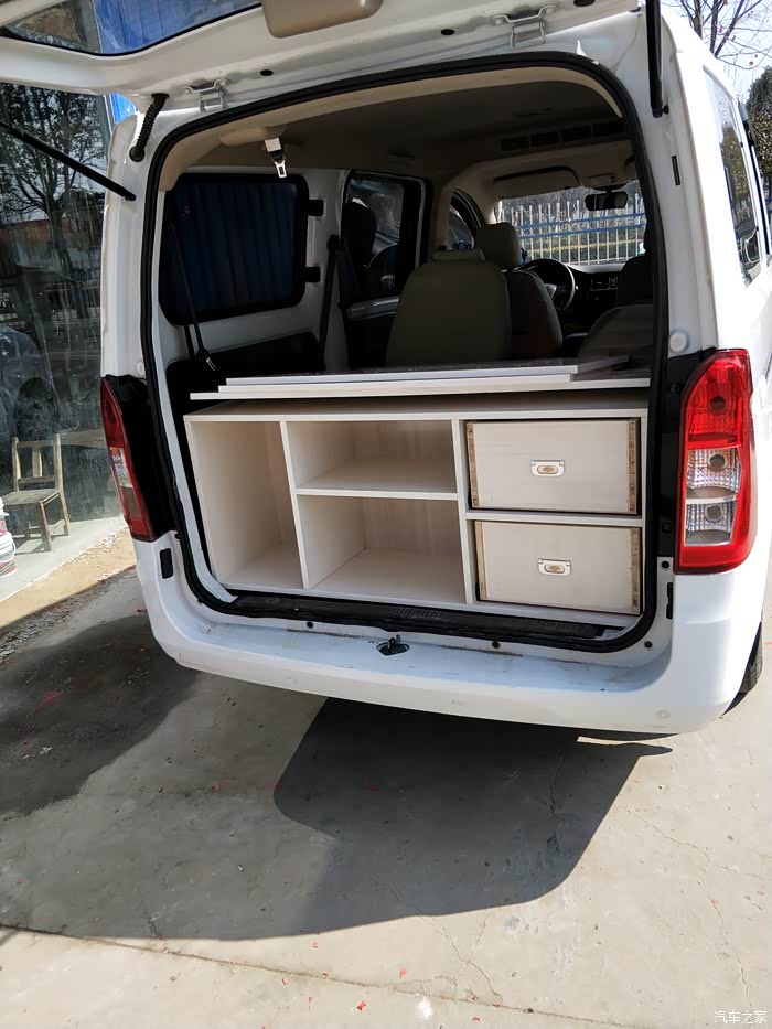 五菱荣光v改床车后备箱厨房
