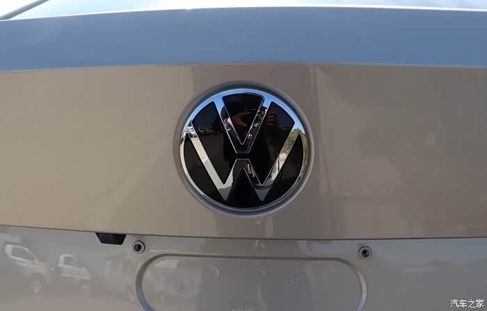 朗逸2021款引入了大众品牌全新品牌标识,全新扁平化logo简洁大气