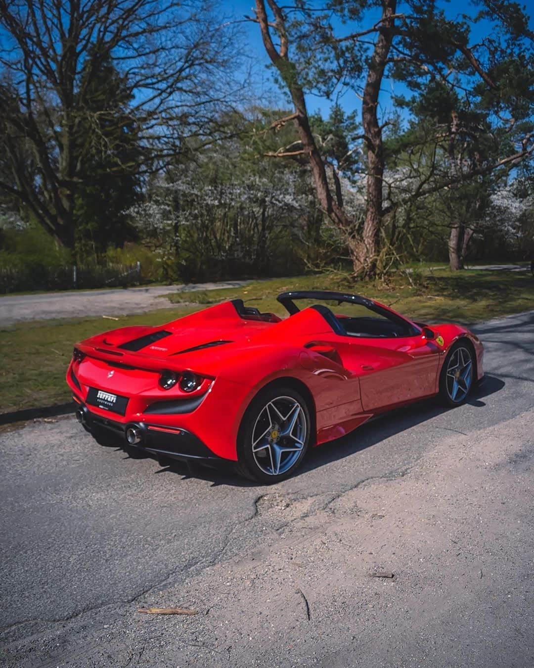 法拉利f8spider跃马中置v8敞篷超跑