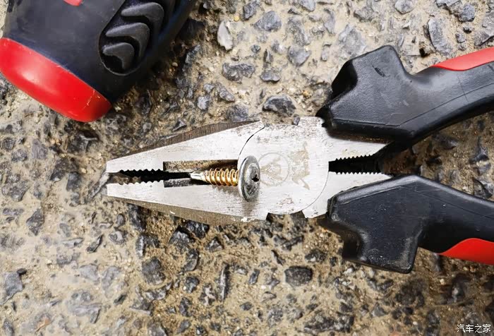 轮胎扎过最狠的钉子,竟然没漏气.