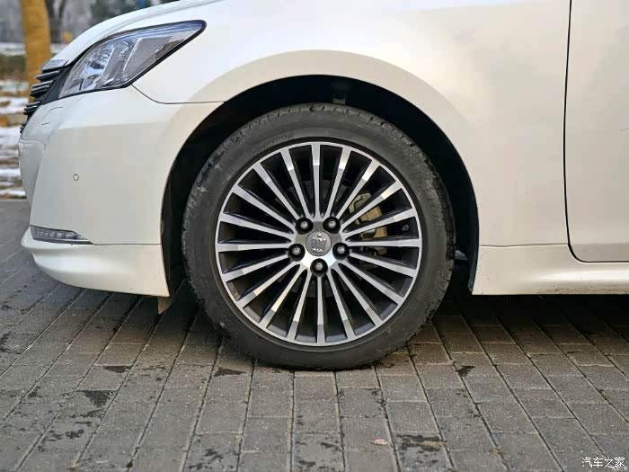 哪位车友有14代皇冠高配轮毂的内圈图片想收套二手的怕被坑