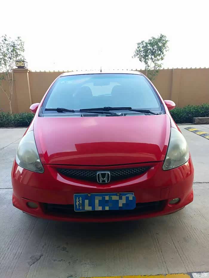 红色的老款本田飞度还是很个性的呀.