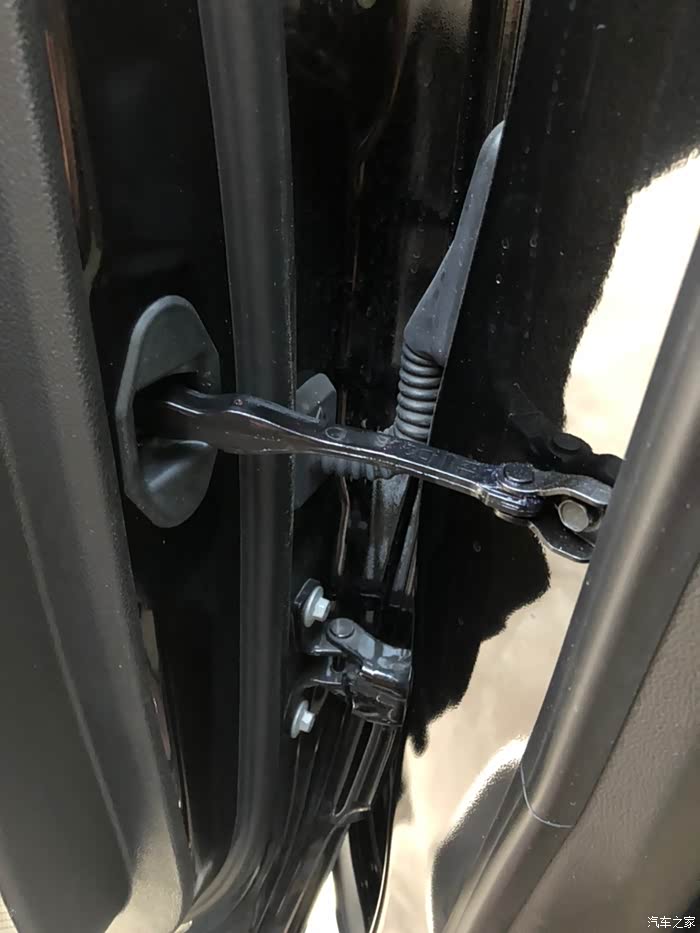 昂科威车门限位器开关时有摩擦声
