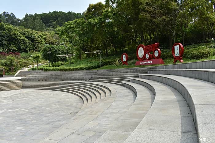 广场边的弧形台阶更有创意.