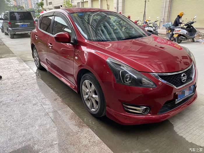 红色的老款日产骐达依旧骚气满满