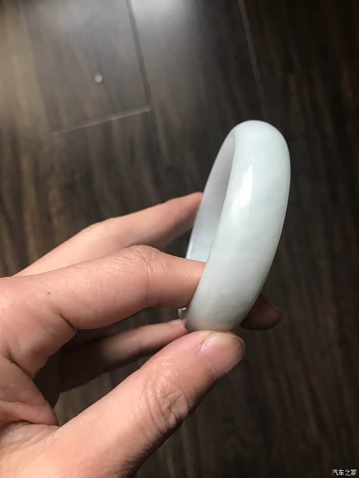 家里有个翡翠手镯白色棉絮状里面像是白棉翡翠又懂得吗看看品相能值