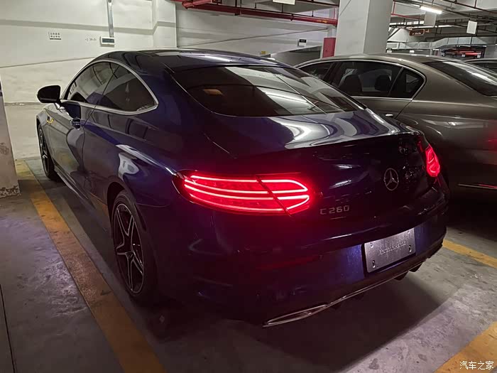 两门,无框玻璃,完美的尾灯