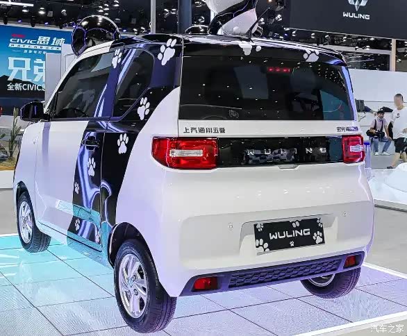 宏光miniev整车的外观采用熊猫式设计可爱的前脸