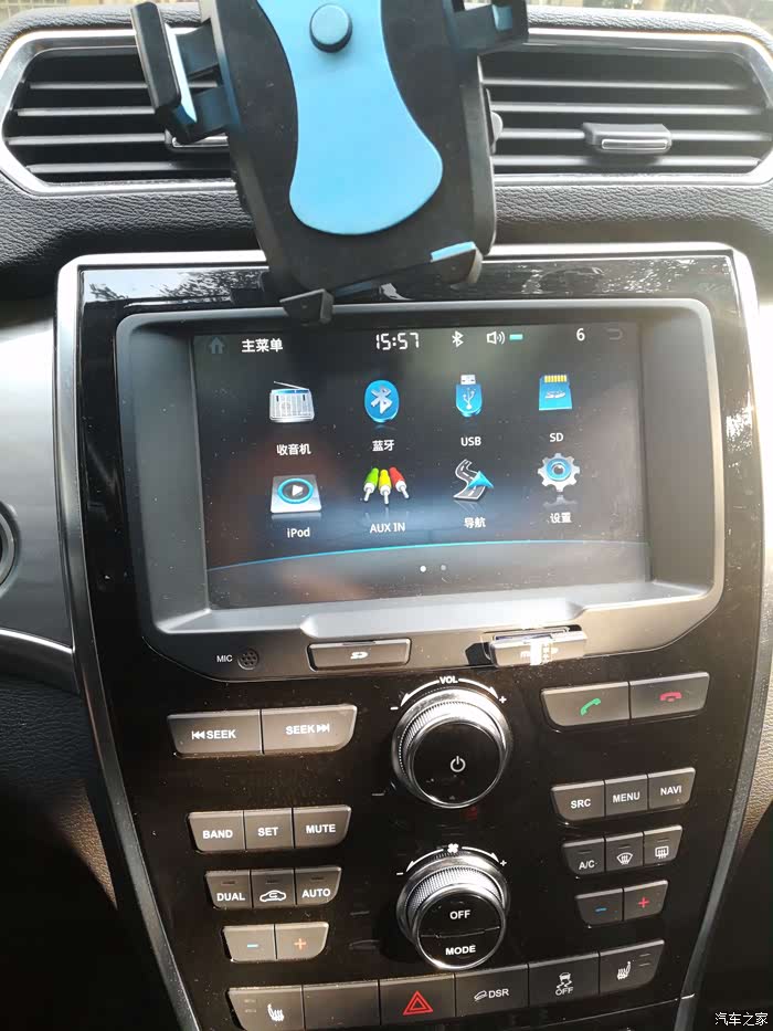 中控大屏幕,可以蓝牙,可以u盘,还可以sd卡