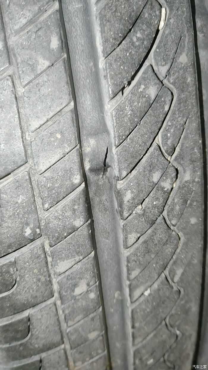 轮胎有裂纹,看看继续用行不行?