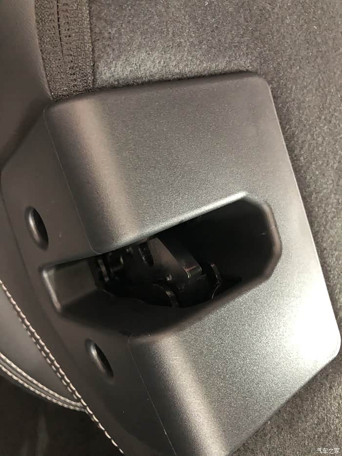 固定后排座椅的卡扣,也就是座椅放倒之后,再放好,就通过这个锁扣来